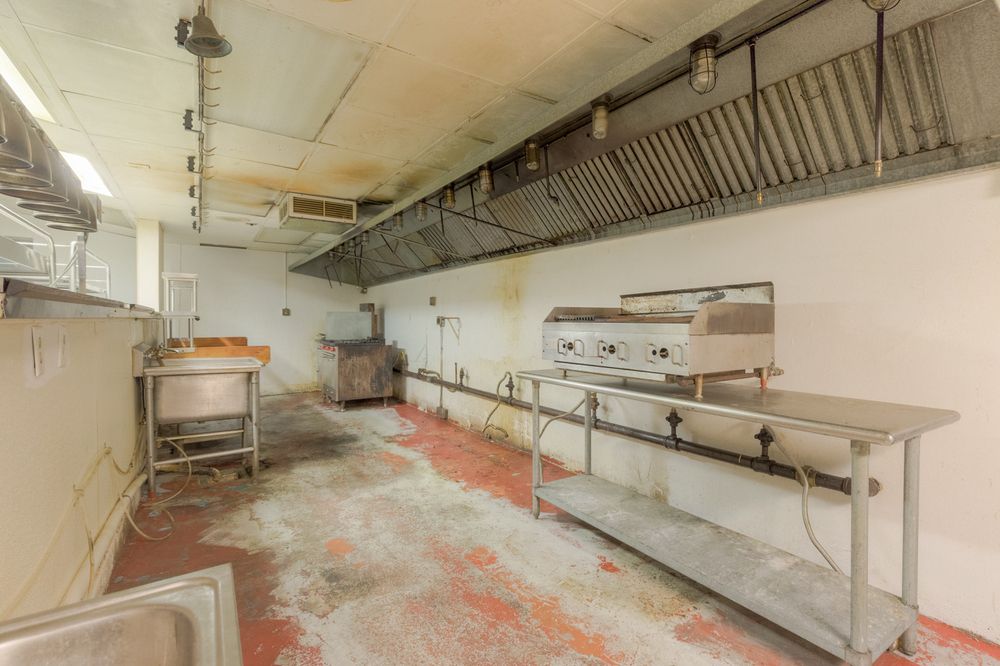 Restaurant With High Visibility: 1330 N Woodland Blvd, Deland, FL 32720